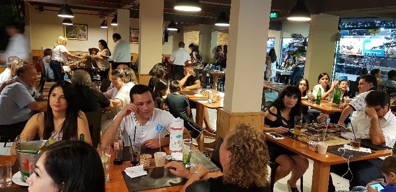 Aspecto del salón principal de la parrillada. Los días y los horarios principales suele estar colmado. Más todavía en este época de celebraciones.
