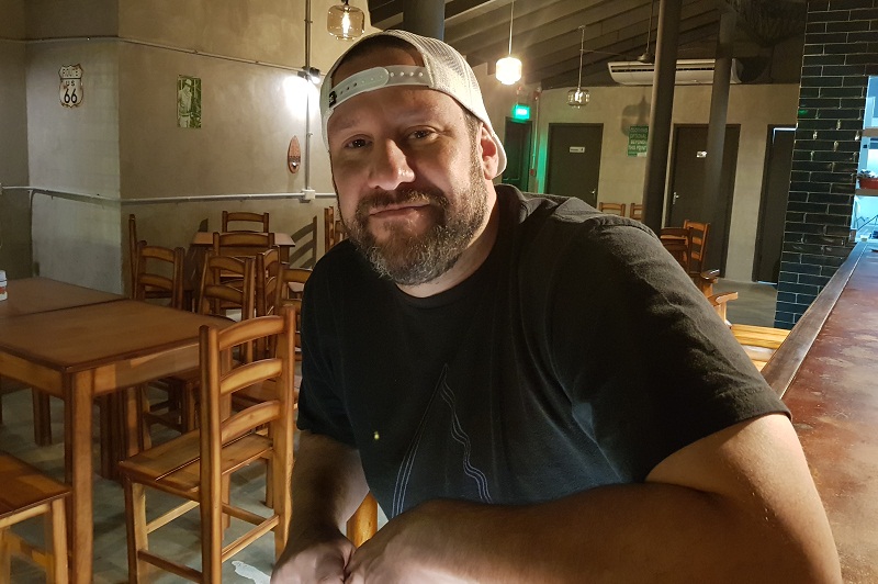 Erick Jaeger, el Gringo, posando en la barra del bar que habilitó en una zona gastronómica top.
