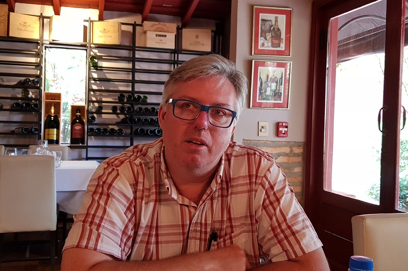 Oliver Gayet, presidente de la Asociación de Sommeliers del Paraguay, propietario del restaurante Le Sommelier, socio en la importadora de vinos Decanter, socio del local The Wine Bar. Es el máximo referente del vino en nuestro país.