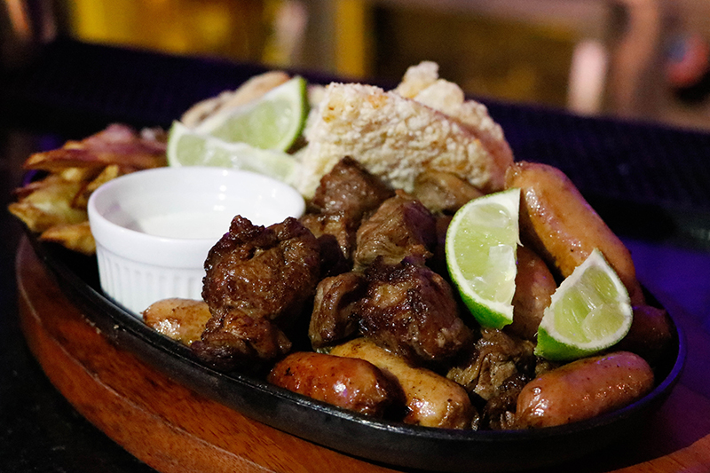 Las picadas son una de las principales opciones gastronómicas de la Roof Top del Aloft. Una de ellas incluye mbeju cuatro quesos.