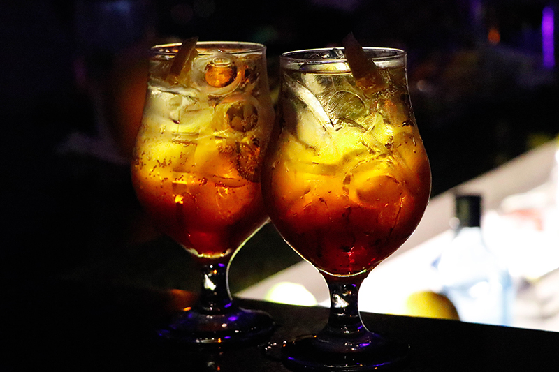 Durante el ciclo de conciertos Live Aloft en el Roof Top se ofrecen promociones de bebidas, tipo 3x2 de cervezas y 2x1 de tragos.