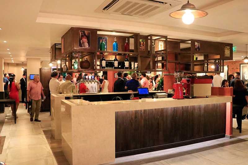 Un aspecto del salón interior de El Bodegón que tendrá capacidad para 130 personas. Esta ambientada al estilo de los tradicionales restaurantes de la capital argentina.