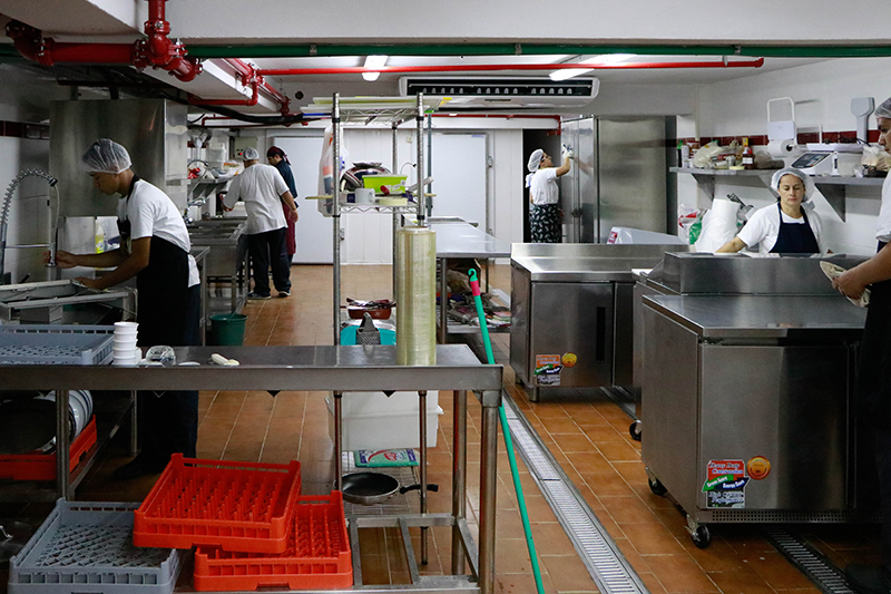 La cocina del nuevo local gastronómica es amplia y está muy bien equipada.