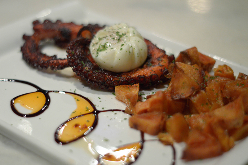 El Pulpo a la Española, con papas rissole y huevo poche. Uno de los platos fuertes del restaurante.