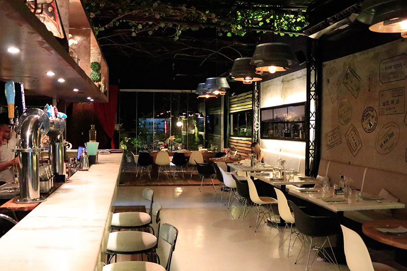 Mi Embajada conservó casi la misma estética que tenía el anterior restaurantes. Se mantiene el ambiente sobrio y distinguido.