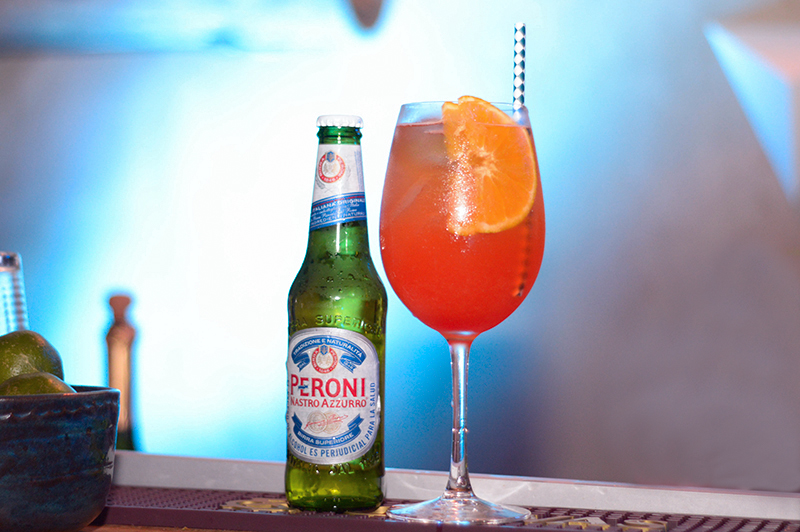 La cerveza Peroni sola o en combinación en el trago Peroni Spritz fueron protagonistas de una noche exclusiva que la marca realizó en los altos de los cerros de San Bernardino.