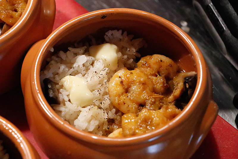 Esta cazuela cusqueña servida durante un evento resume muy bien la cocina del lugar. Mezcla de productos del lugar con otros típicos de la cocina peruana y con un estilo de cocina nikkei.