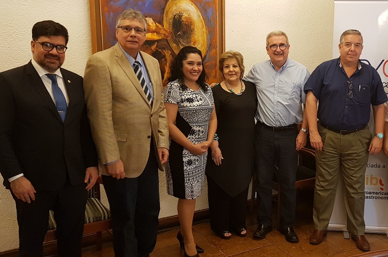 De izquierda a derecha, Rubén Capdevila, ministro de Cultura; Carlos Micossi, titular de APYGA; Sofía Montiel de Afara, ministra de SENATUR; Sarita Garofalo, Jorge Leoz y Néstor Filártiga, miembros de APYGA.