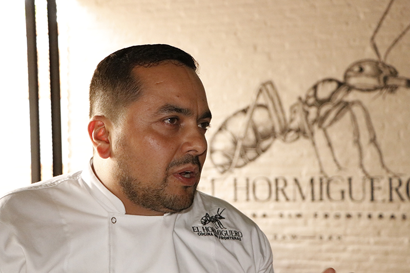 Julián Endara, chef colombiano, ex Mburicao, que está a cargo ahora del nuevo restaurante El Hormiguero (Ex Pura Vida) a para ofrecer una cocina sin fronteras.