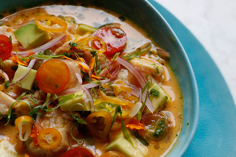 Esta es la versión del ceviche cremoso de salmón by Julián Endara, que lleva queso crema y sésamo. Un exponente del raw bar que ofrece El Hormiguero.
