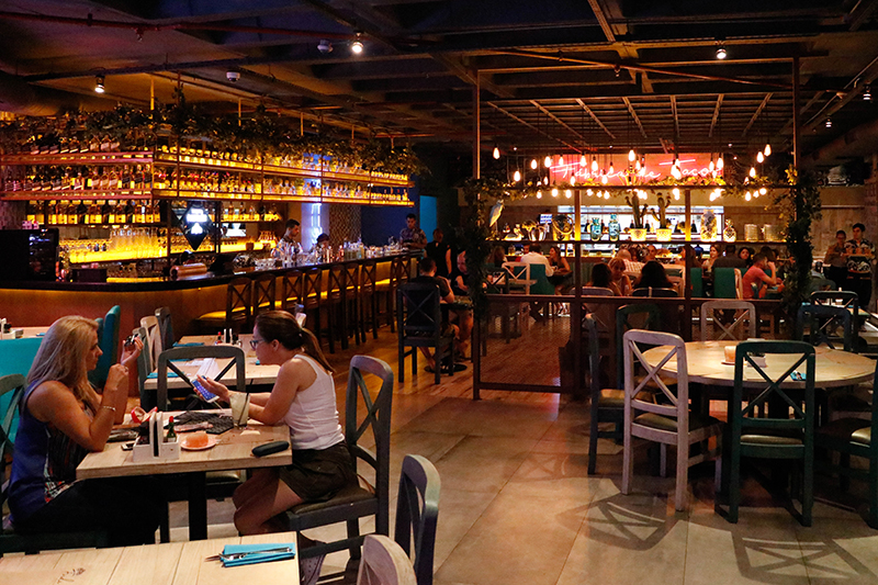 Una vista del salón principal, en donde ya se puede apreciar el colorinche propio de los ambientes mexicanos pero con estilo.