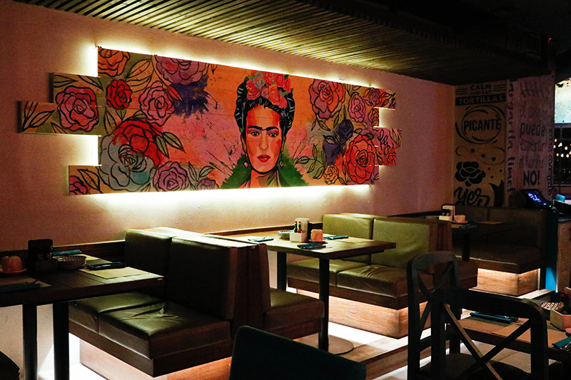 Esta imagen de Frida Khalo, la pintora mexicana, se extiende en uno de los laterales del salón y justifica el nombre que dieron al restaurante.