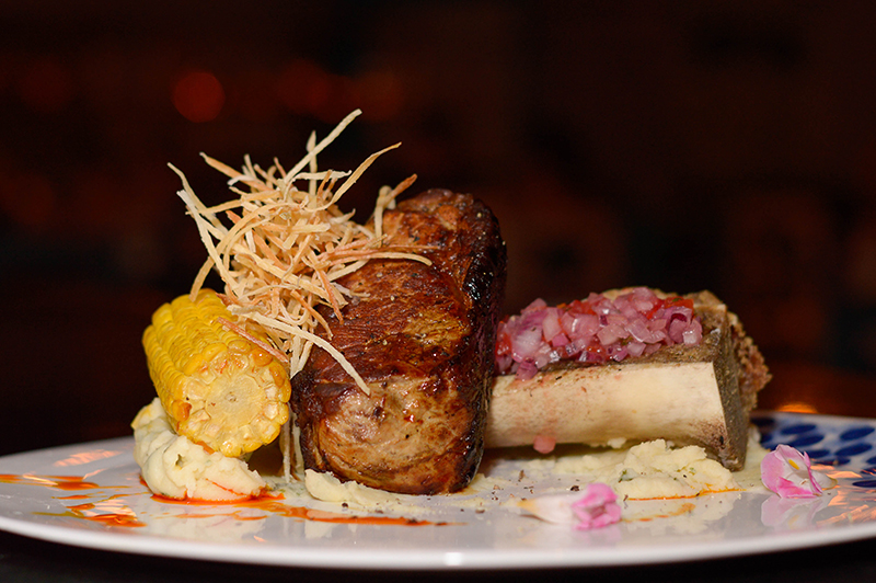 Otro de los especiales de Frida. Un ojo de bife con elote y tuétanos asado más un puré rústico de papas. Su nombre: Rib Eye, Elote y Tuétano.
