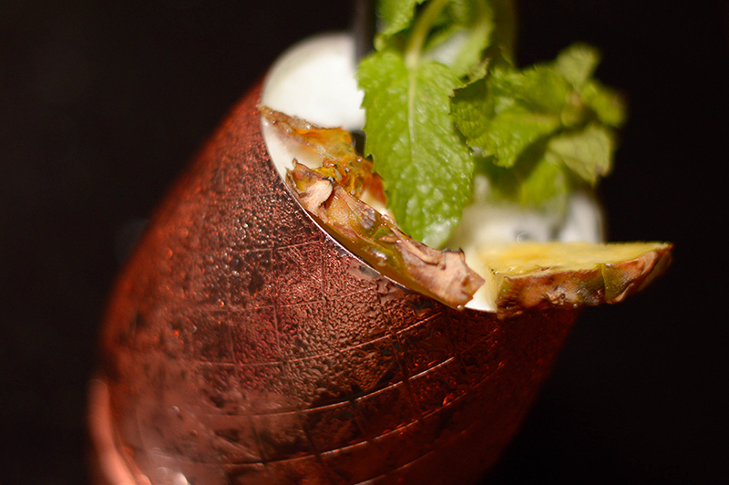 Otro de los tragos estrella. El Mexican Mule: Tequila Patrón, mexcal, limón, ginger beer, hierba buena y jengibre caramelizado. Todos los cócteles se presentan en vasijas y recipientes especiales.