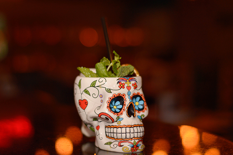 Este es uno de los tragos preferidos de la casa: Catrina, elaborado a base de Tequila Patrón , jugo de naranja, maracuya, almíbar, jengibre y hierba buena. Servido en este recipiente muy especial al estilo mexicano.