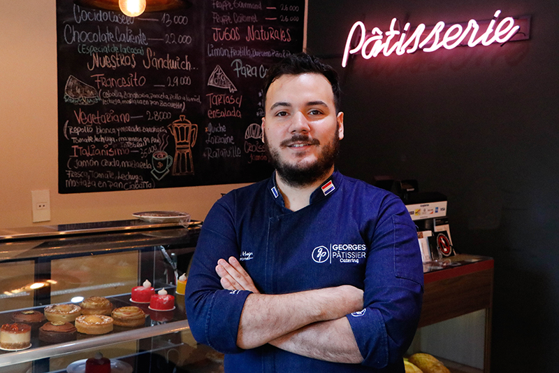Jorge Cardozo Echauri, repostero formado en Francia, ahora puso un local para entrar en contacto directo con los clientes y explicar lo artesanal de sus productos.