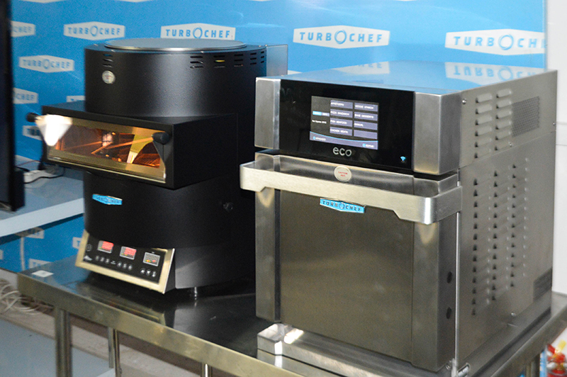 Los dos nuevos modelos de hornos rápidos TurboChef que desde el próximo mes pondrá a la venta NGO. A la derecha, el modelo Eco y a la izquierda Fire.