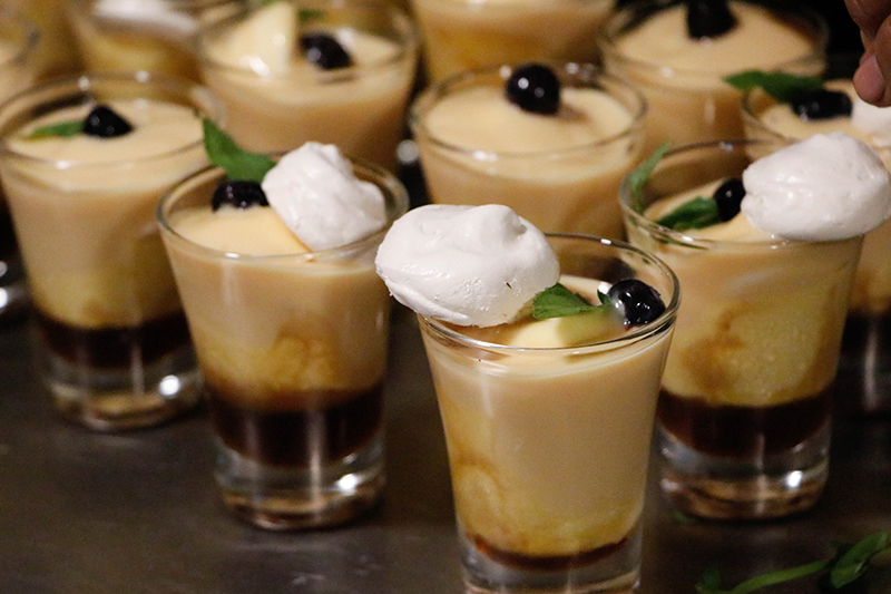 Otra fusión de la gastronomía peruana y paraguaya. Suspiro limeño con centro de merengue italiano con miel de caña, sobre helado del dia de La Casita del Helado, de San Bernardino.