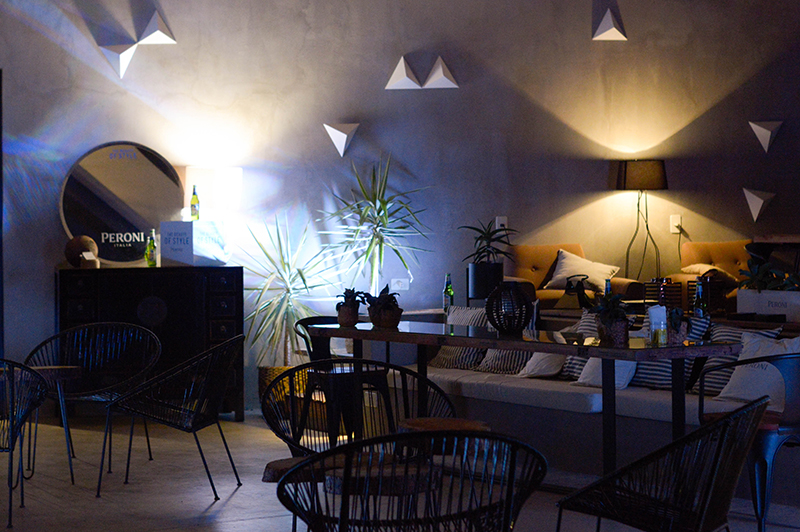 Así luce el único ambiente bajo techo del restaurante. El lugar es un mirador del hotel pero se acomoda para recibir a los comensales.