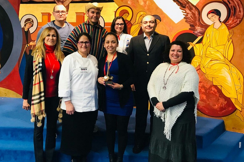 Rossana Paiva, del restaurante La Cabaña aparece en el centro con su premio por el mejor vori vori de Madrid. Aparecen a su lado, Zunilda de Núñez, instructora del SNPP, María Soledad Saldívar, cónsul general y Aideé Coronel. Arriba, Damien Dauzet, Catalino Gabriel Garay, Noemí Sanchez y Antonio Rivas, embajador paraguayo en España.