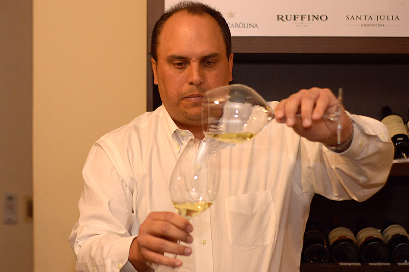 Christian Valdejulli, representante de Riedel para America Latina y el Caribe probando como la forma de las copas cambia la forma de disfrutar el vino.