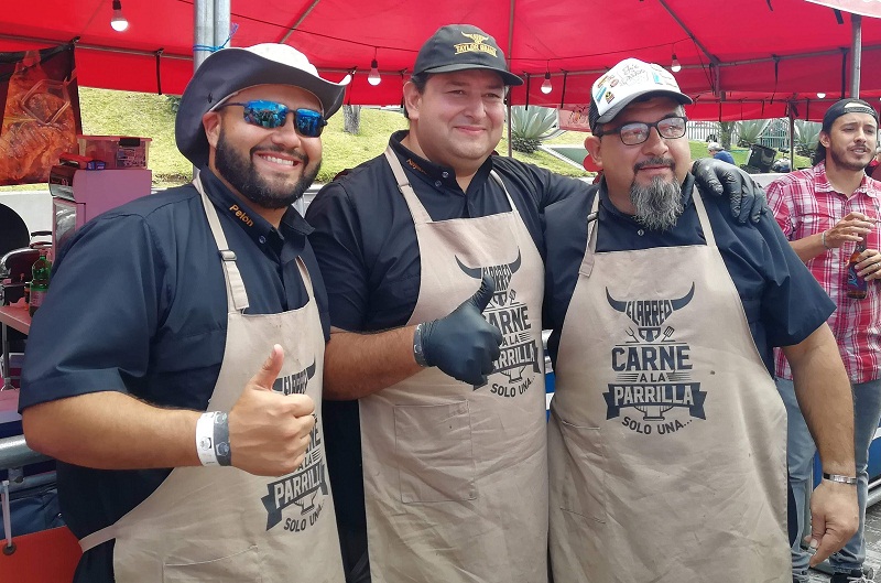 A la derecha, Leyzman Salim, con sus compañeros de equipo Federico Quesada Olivares y Alejandro Esquivel Rodríguez, ambos de Costa Rica, con quienes ganó el derecho de estar en el próximo mundial del asado.