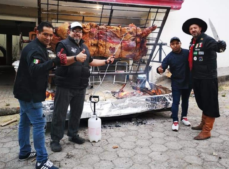 Leyzman Salim, centro, exhibe la media res asada junto a colegas parrilleros de otros países. Fue la sensación del Asado Latin Fest realizado en Puebla, México.