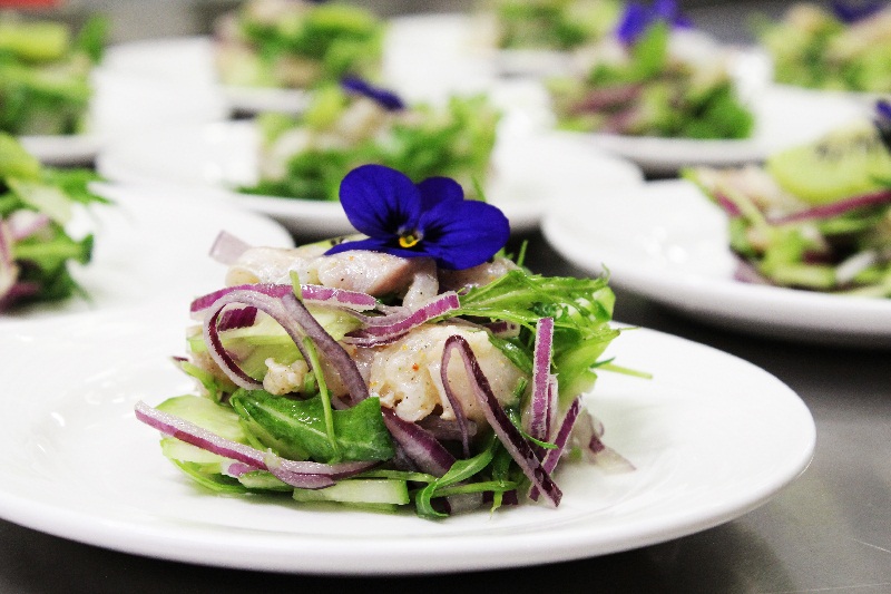Ceviche uno de los platos que preparan en el restaurante polaco donde trabaja Alejandro.