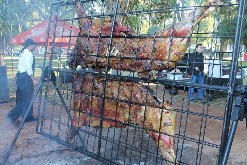 Este fue el primer novillo entero cocinado por Leyzman en el 2013 durante un evento denominado Asunción a la parrilla.