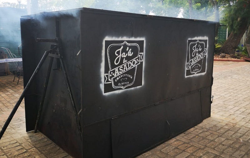 Esta es la caja que utilizan para asar el novillo entero en los lugares donde no se pueden cavar pozos. El fuego está sobre una plataforma de metal y las pararedes de metal se colocan para concentrar el calor. Adentro el novillo se cuece lentamente.