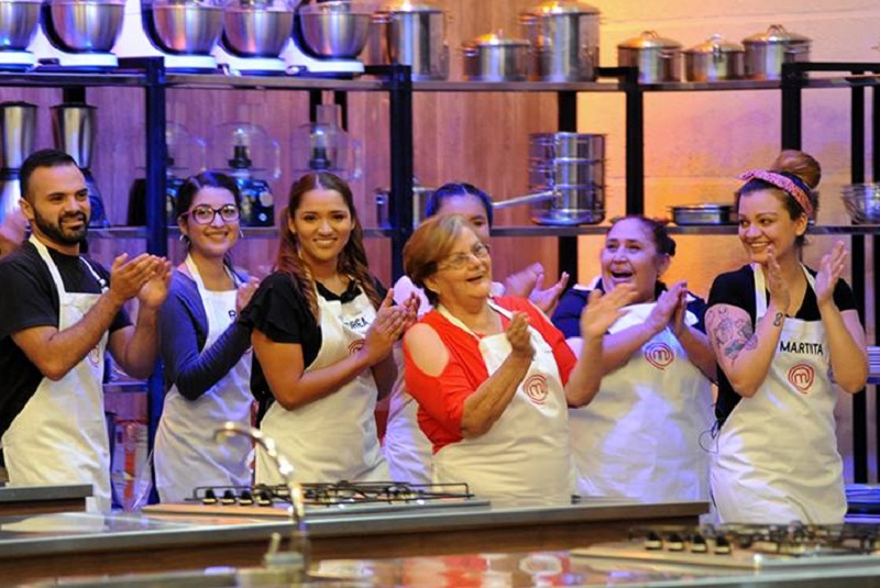 Ruth González, de rojo, en medio de sus compañeros. En el primer programa ya tuvo que abandonar el MasterChef Paraguay.