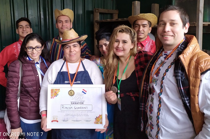 La ganadora de la Fiesta del Vori Vori realizada en Barcelona recibe su premio en nombre del restaurante Rincón Guaraní.