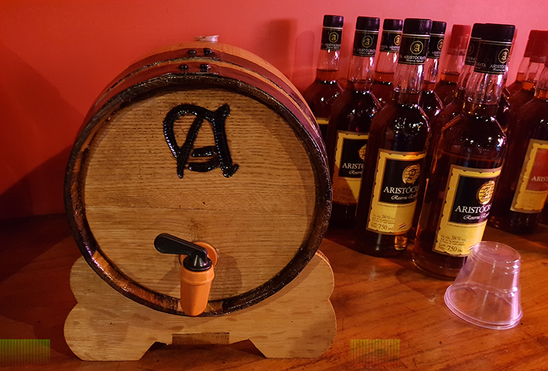 Un barrilito con capacidad de cuatro litros y medio. Se fabrica con restos de los toneles de roble francés. Lleva Aristócrata de 8 años de añejamiento.