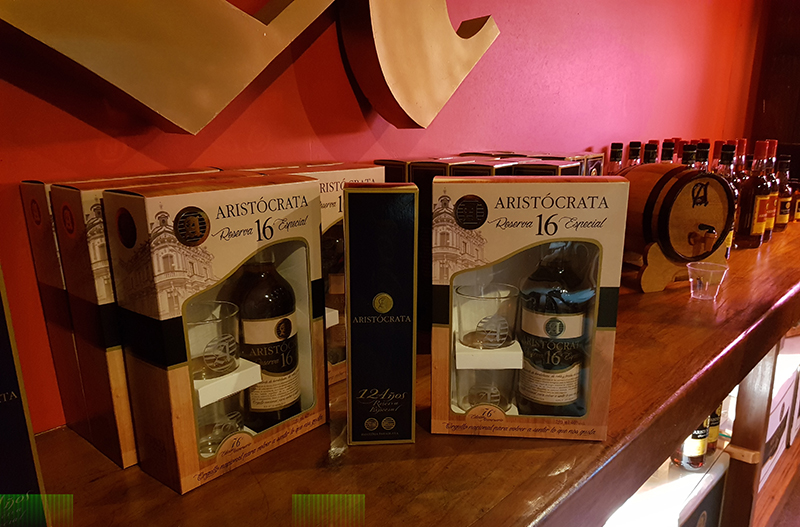 Los productos estrellas de CAPASA. Un reserva especial de 16 años y otro de 12 años de añejamiento.