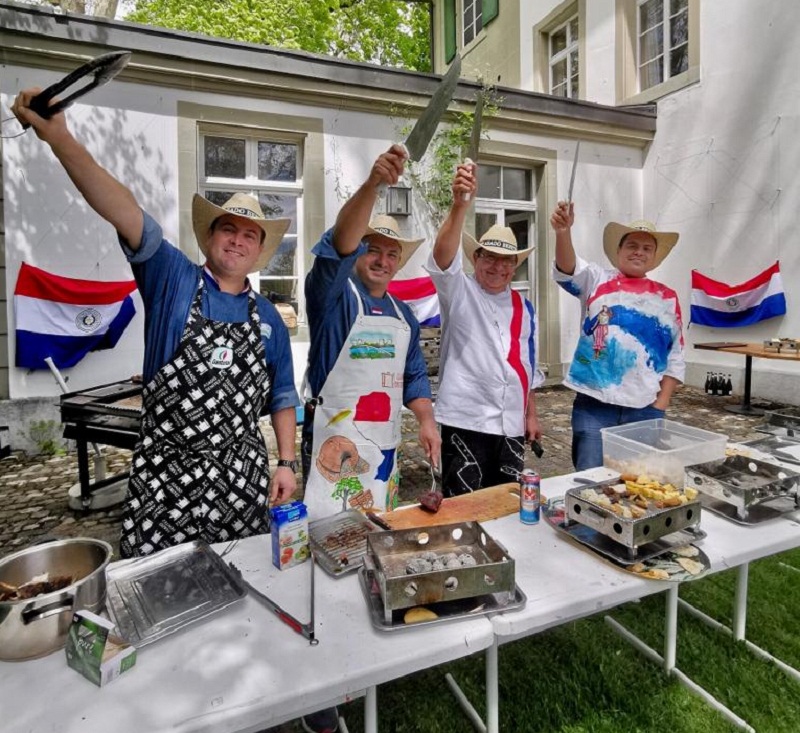 El equipo de Asado Benítez. Don Benjamín con sus hijos levantando sus herramientas de trabajo, finalizada la tarea.