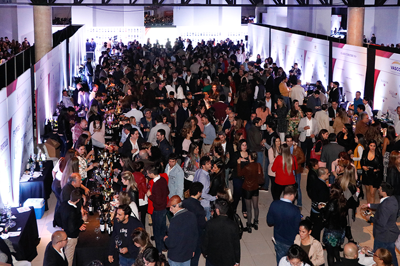 Una imagen repetida. Todos los años se colman los salones de la Expo Vino. Un evento que ya caló muy hondo en el público asunceno.