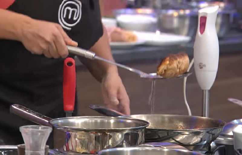 El cuerpo del delito. Cecilia saca del aceite hirviendo, su pollo Cordon Bleu quemado. Un error atribuible a la falta de atención. Fotos del sitio oficial de MasterChef Paraguay.