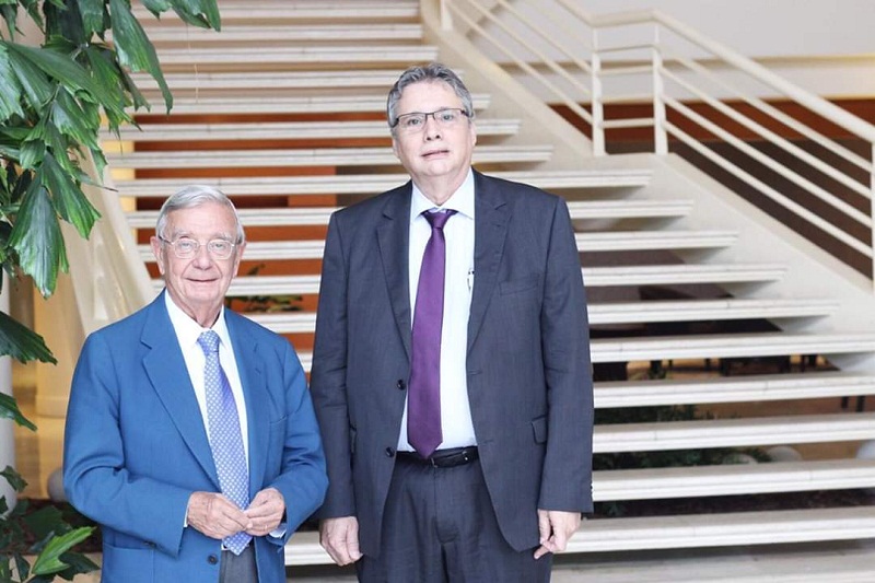Rafael Ansón (izq.), presidente de la Real Academia Española de Gastronomía junto a Carlos Insfrán Micossi, presidente de la Academia Paraguaya de Gastronomia. El visitante disertará mañana en el Centro Paraguayo Japonés.