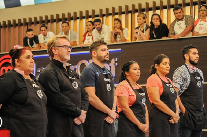 Así quedó anoche la ronda de eliminación. Cecilia, segunda desde la dereche, fue la que anoche abandonó las cocinas de MasterChef.