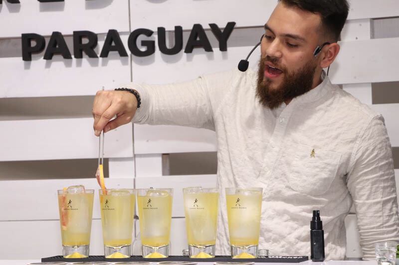 Daniel Salas, Long Beach, fue el mejor en la prueba contra el reloj. Seis tragos en seis minutos.