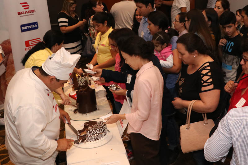El numeroso público asistente pudo degustar al final las tortas que se presentaron en el concurso. Aquí formando colas para probar las ganadoras.