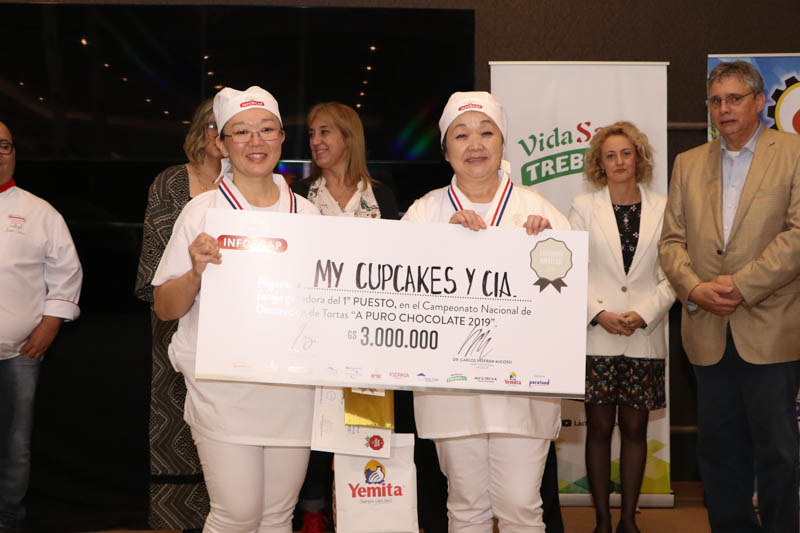 Carmiña Miyata y María de Miyata, las ganadoras en la categoría aficionados. Vinieron de la ciudad de Pedro Juan Caballero.