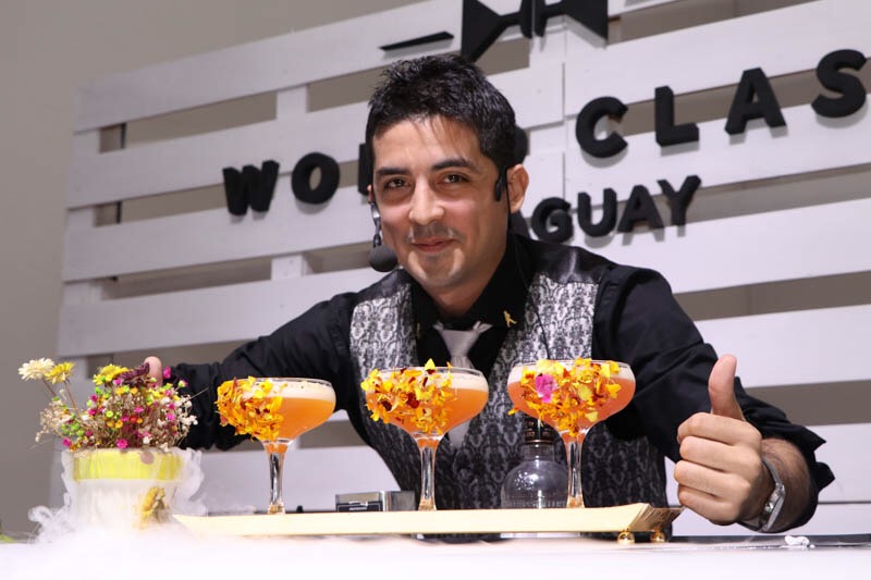 Erwin Ortíz (Barra Móvil) recibió un reconocimiento por preparar el mejor Highball.