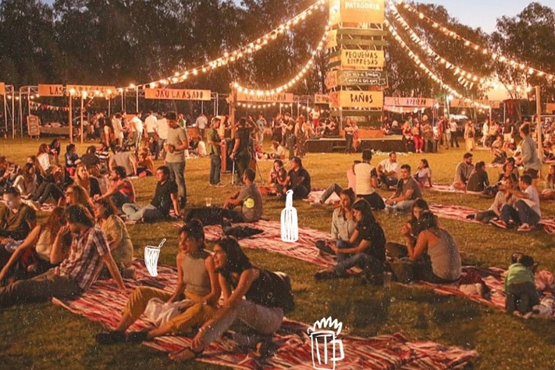 Este es el ambiente que se vive durante la feria TATA, una feria gastronómica donde además de comida habrán grupos musicales. Foto FB TATA