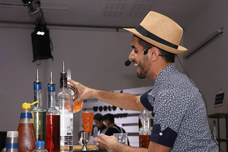 Josmar Figueras cantando, mientras va sirviendo los tragos que preparaba. Sorprendió con una admirable versión de Georgia on my mind.