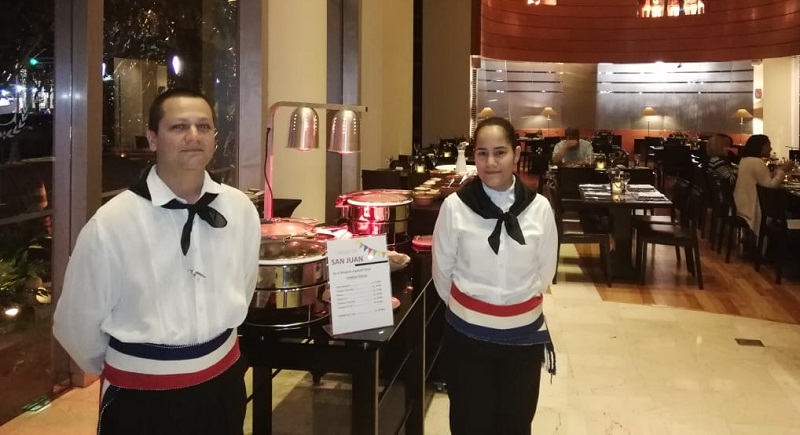 Los mozos del Sheraton Restaurante estuvieron ataviados con vestimentas típicas para adherirse a la tradicional celebración de San Juan.