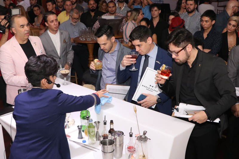 Miembros del jurado degustando los tragos preparados por Nataly Peralta. Atrás se puede apreciar al público presente que también tuvo oportunidad de probar los tragos.