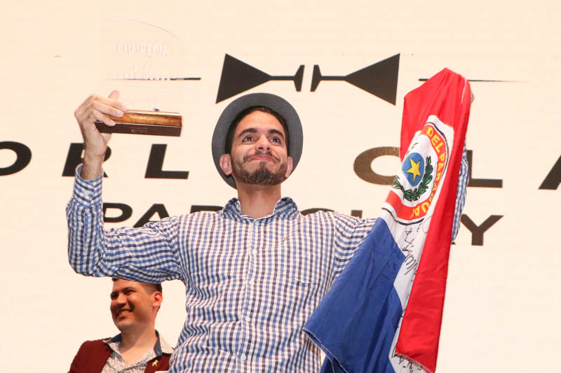 Josmar Figueras, el mejor bartender de Paraguay 2019. Atrás se lo ve a Ever Portillo, el mejor del 2018.