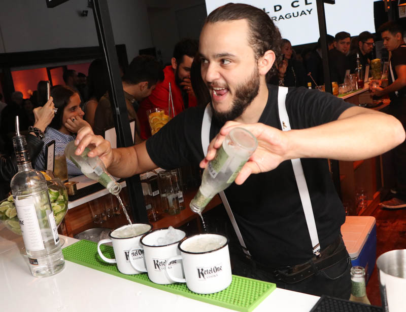 Después de la competencia todo fue una fiesta. Aquí uno de los bartenders atendiendo los pedios de los asistentes.