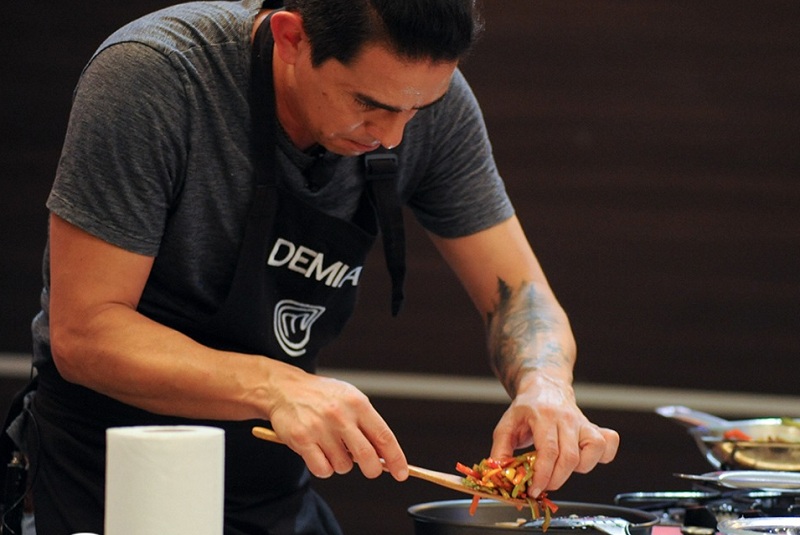 Demián Matos, el venezolano, fue eliminado anoche. Otra vez recurrió al salteado de verduras, esta vez para acompañar un salmón. Foto de la página oficial de MasterChef Paraguay.